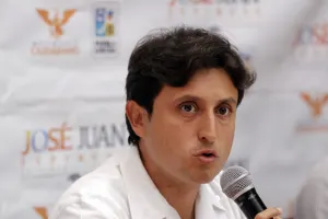 Espinosa llega tarde a su conferencia y pide debate entre aspirantes metropolitanos