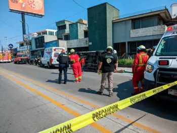 Choque y volcadura de “combi” de la ruta M-1 deja al menos 10 lesionados en Jardines de San Manuel