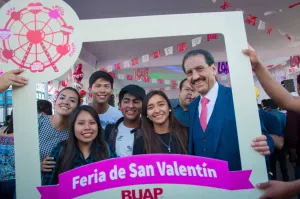 El rector de la BUAP convivió con los universitarios en la Feria de San Valentín