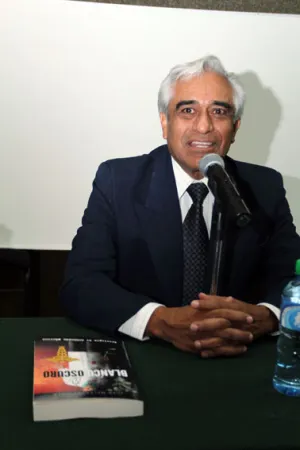 Propone autor de ”Blanco Oscuro” creación de contraloría especializada en medicina