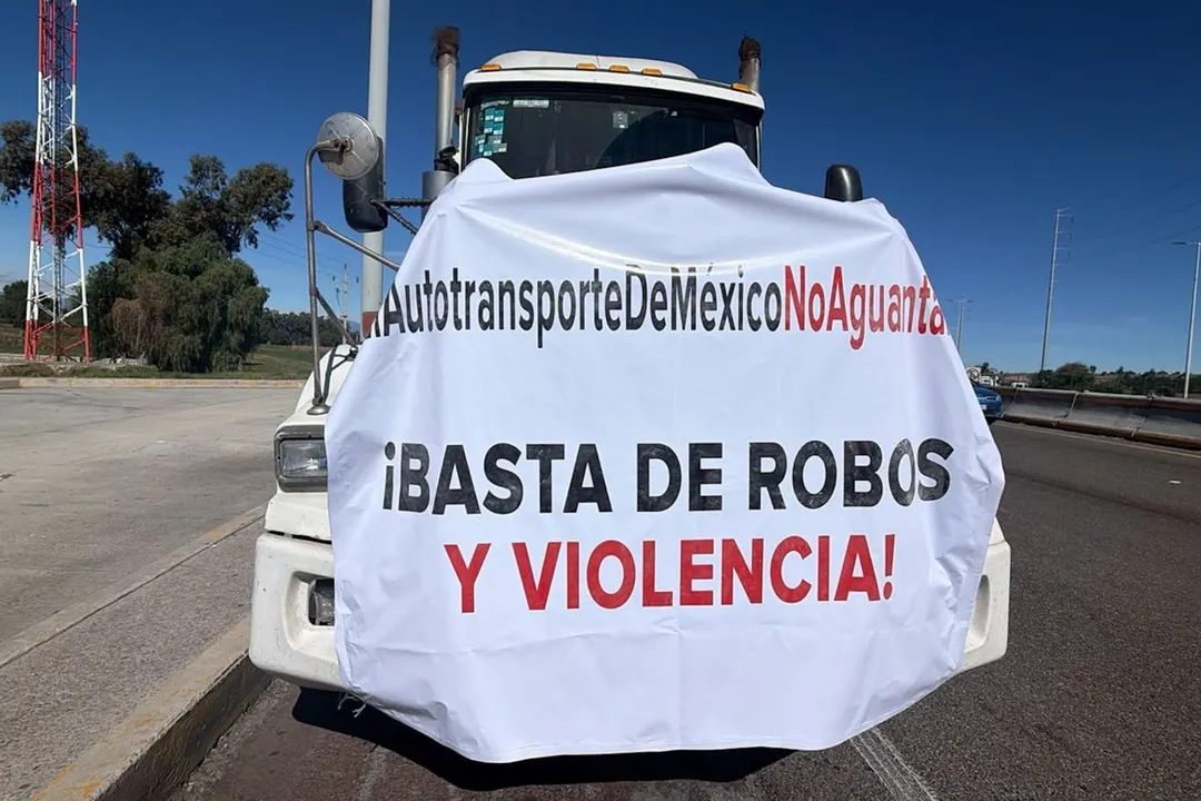 El clamor de los transportistas, durante su movilización en la autopista México-Puebla. Foto: EsImagen