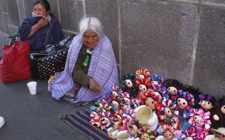 Viene desde Querétaro para vender muñecas de trapo; nada más ha vendido una