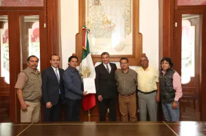 Entrega Tony Gali escrituras a favor del Sindicato VW