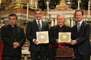 Tony Gali participa en la presentación del libro Catedral de Puebla
