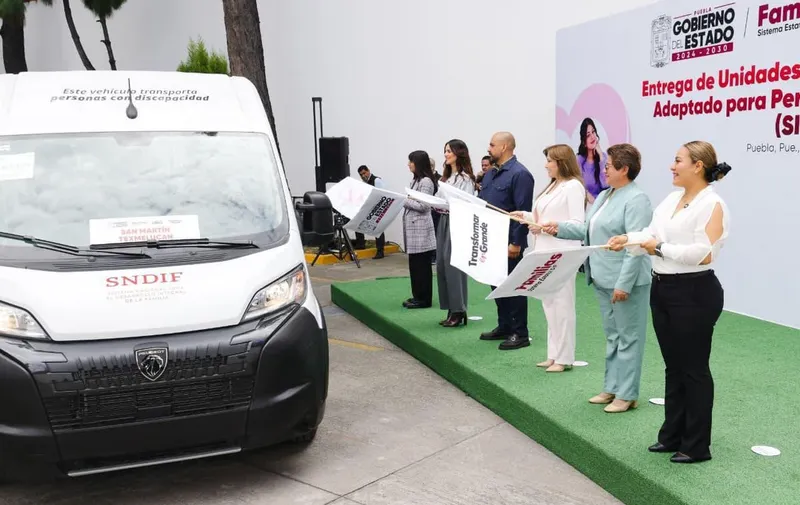 SEDIF Puebla entrega transporte adaptado a cuatro municipios para personas con discapacidad