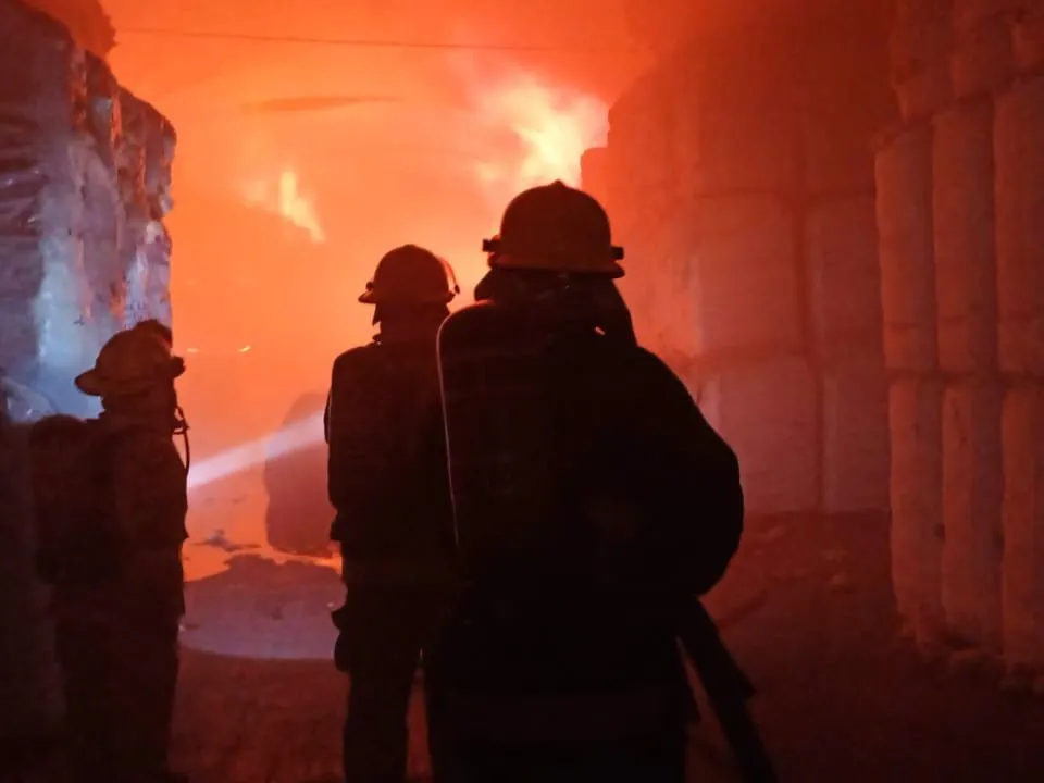 Incendio consume bodega en el Parque Industrial La Resurrección; bomberos combaten siniestro con millones de litros de agua