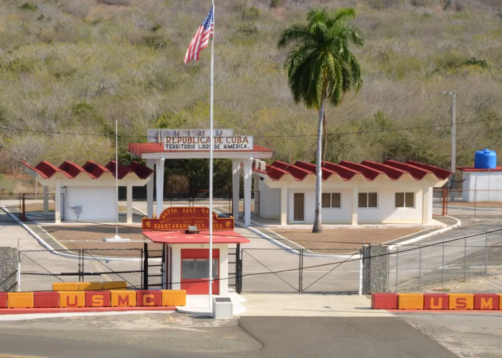 Puerta del Noreste cruce fronterizo entre la base naval estadounidense y la ciudad de Boquerón
