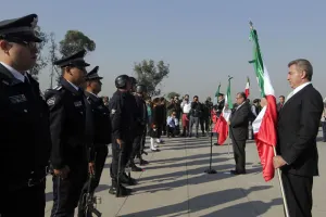 Poderes conmemoran Día de la Bandera en Plaza La Victoria