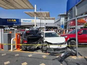 Por exceso de velocidad, conductor provoca fatal carambola en Vía Atlixcáyotl; una mujer murió y nueve personas resultaron heridas