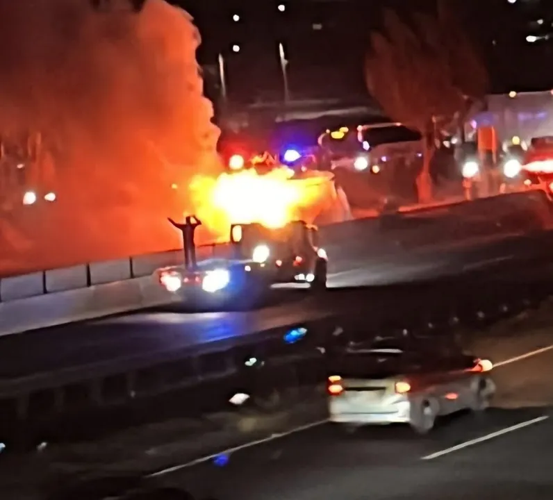 Se incendia camioneta en la México-Puebla; cierran carriles centrales