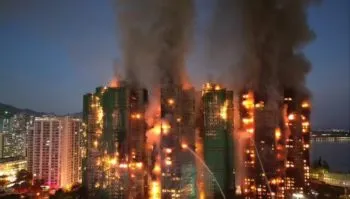 Incendio en Hong Kong deja 12 muertos y más de 16 heridos en complejo residencial de Tai Po