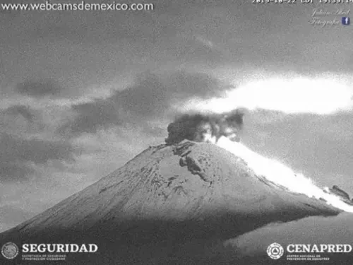 Captan nueva explosión del ‘Popo’, lanza material incandescente