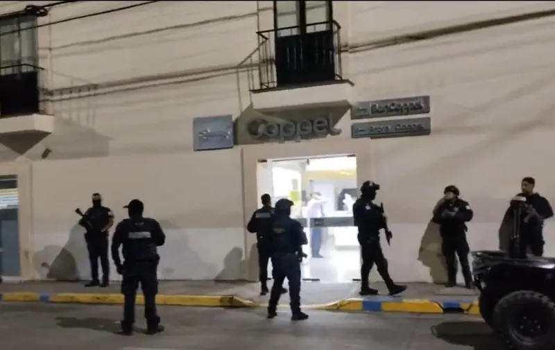 Sujetos armados asaltan tienda Coppel en San Pedro Cholula y escapan en motocicleta