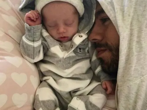 Enrique Iglesias presume a uno de sus mellizos