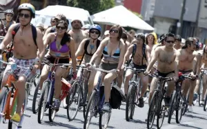 Ciclistas protestan y recorren sin ropa las calles de Puebla