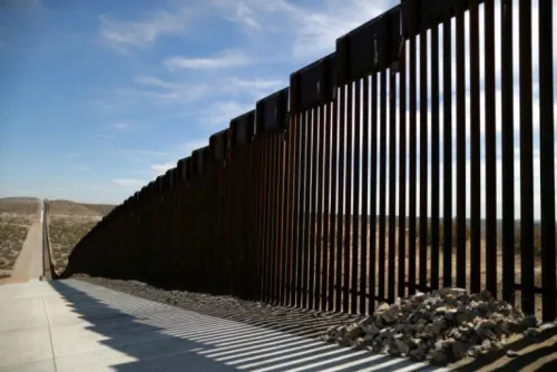 EU asigna contratos para reemplazar tramos de muro en Arizona