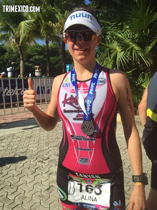La atleta mexicana Alina Hanschke, gana medalla de oro en Campeonato Mundial IRONMAN