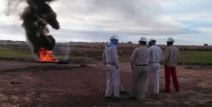 Pemex atiende incendio en un poliducto ubicado en Palmar de Bravo