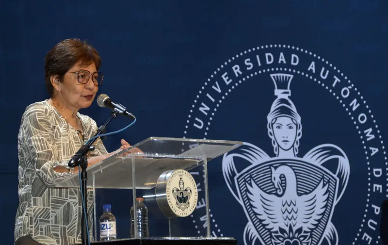 Los médicos nunca deben perder su sensibilidad y sentido humanitario: rectora Lilia Cedillo