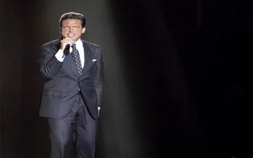 Con el pie derecho, así busca Luis Miguel recobrar su lugar con el público