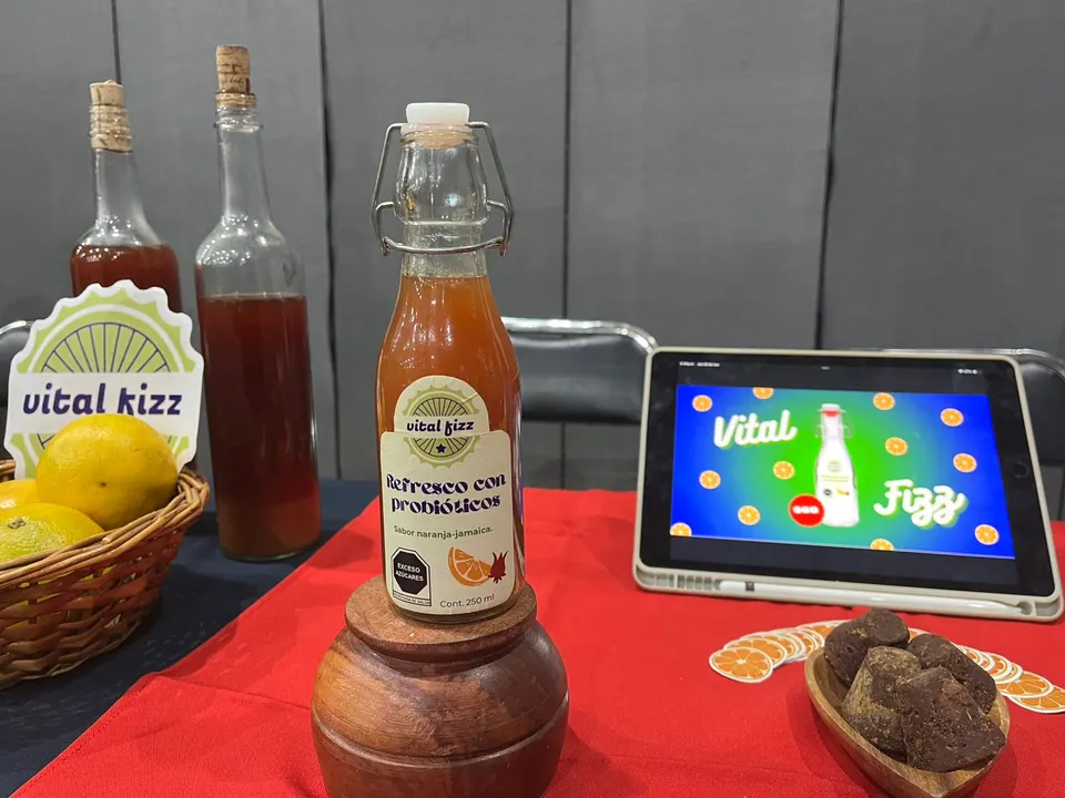 Alumna de la Ibero Puebla crea refresco saludable para cuidar la salud intestinal