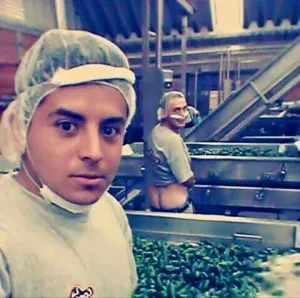 Se viraliza imagen con empleados en fábrica de chiles