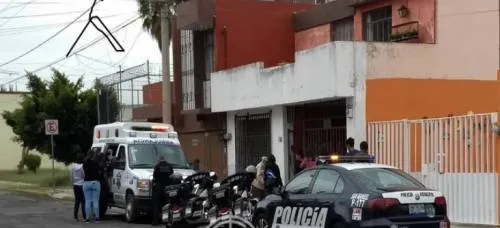 Tras despojarlo de su auto, asaltantes lo golpean y arrastran 50 metros