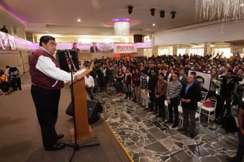 Se reúne Barbosa con jóvenes; los llama a apoyar su movimiento para llegar a Casa Puebla