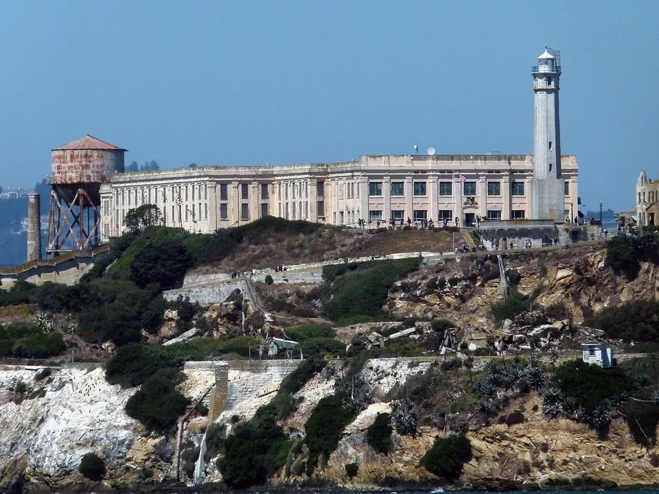 Trump busca la reapertura de la prisión de Alcatraz para encarcelar a delincuentes violentos