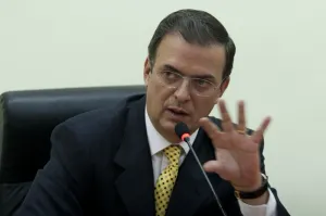 Senadores PRI piden a PGR investigar a Ebrard