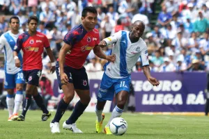 Puebla deja vivo al Tiburón y escala al liderato del torneo