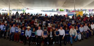 Banck entrega escrituras para dar certeza jurídica a locatarios de mercados de la ciudad