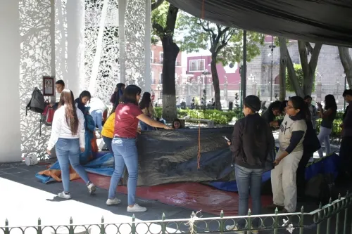 Estudiantes rechazados de la BUAP levantan plantón del zócalo de Puebla