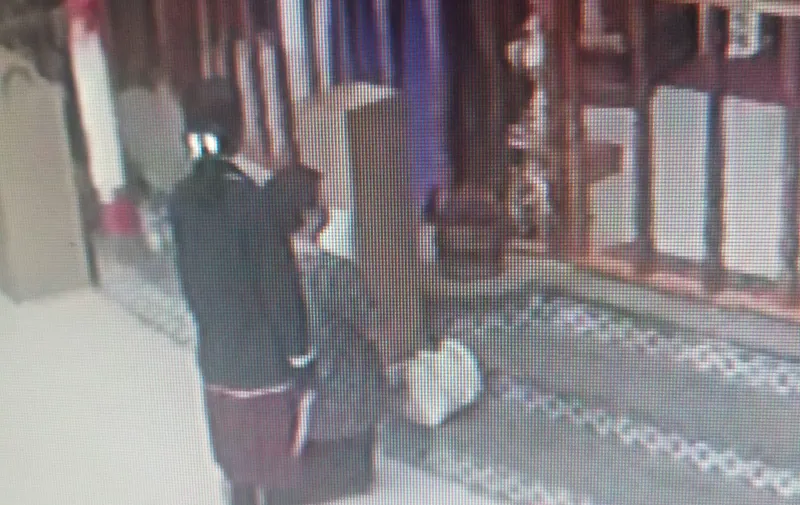 roban cirio en una iglesia