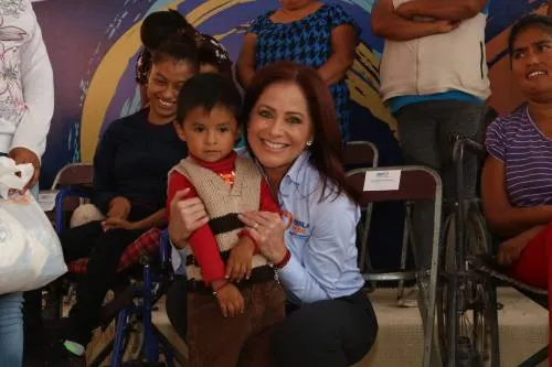 Dinorah López de Gali entrega apoyos alimentarios a familias de Santiago Miahuatlán