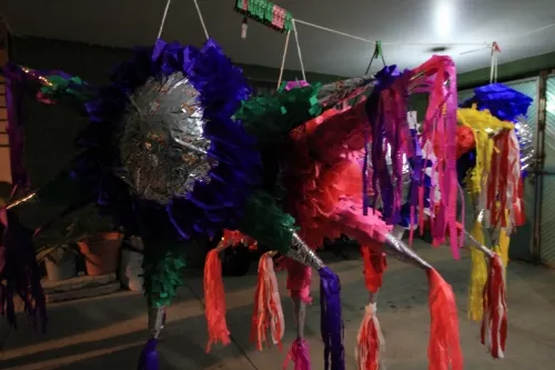 Estudiantes del Instituto Macuitl Xóchitl realizaron concurso de piñatas