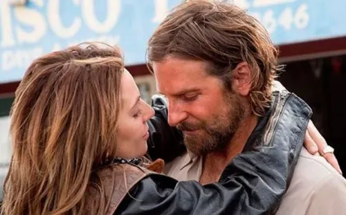 Captan a Lady Gaga besando a un hombre ¡y no es Bradley Cooper!