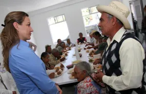 Atiende SEDIF de manera integral a 750 mil adultos mayores del estado