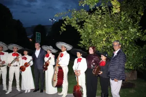 Con mariachi, pastel y fuegos artificiales se festejó el décimo aniversario de “El Hombre Azul”