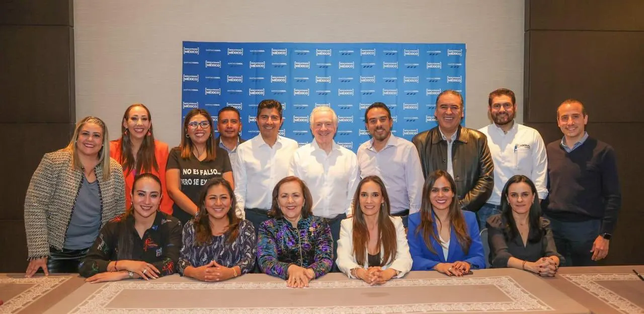 Panitas poblanos con Santiago Creel