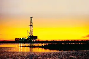 Pemex libra la caída petrolera; es de las más rentables del mundo