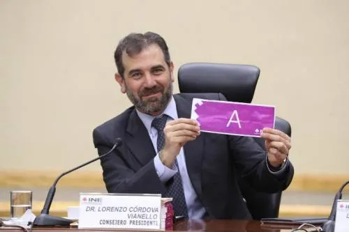 Se ampara Lorenzo Córdova para impugnar reducción a su salario