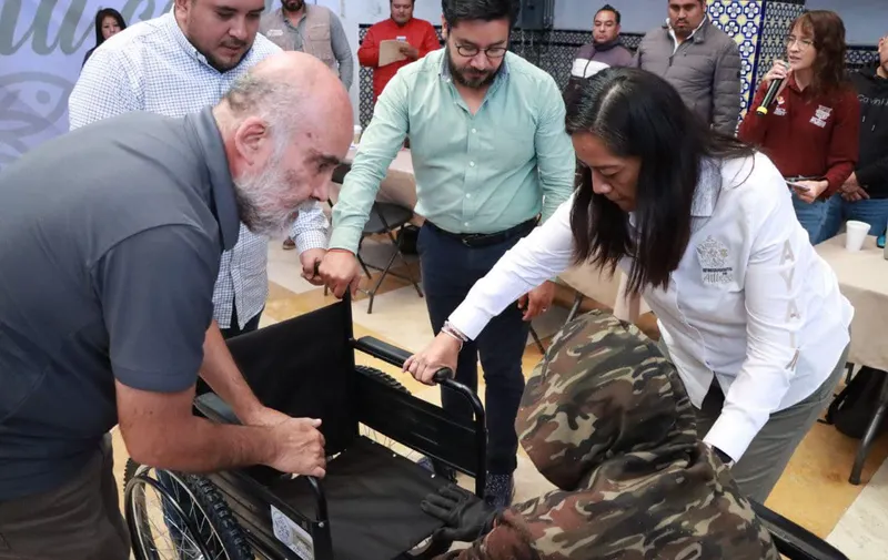 Ariadna Ayala entrega aparatos ortopédicos a personas con discapacidad en Atlixco