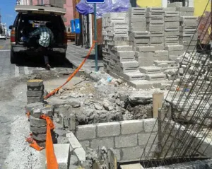 Contenedores de basura destruyen parte de ciclovía en Los Sapos