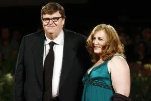 Tras 21 años de matrimonio, Michael Moore se divorcia