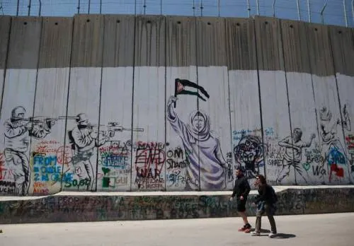 Casi mil 300 presos palestinos inician huelga de hambre