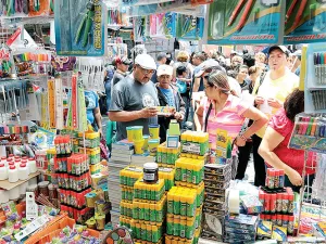 Regresan a clases y apresuran compras; tradición de última hora