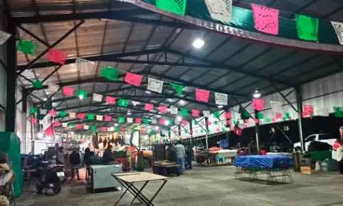 Se desata enfrentamiento entre locatarios del Mercado de Huejotzingo y policías