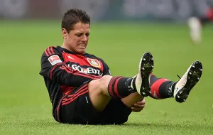 ?Chicharito? se lesiona en goleada del Bayer Leverkusen