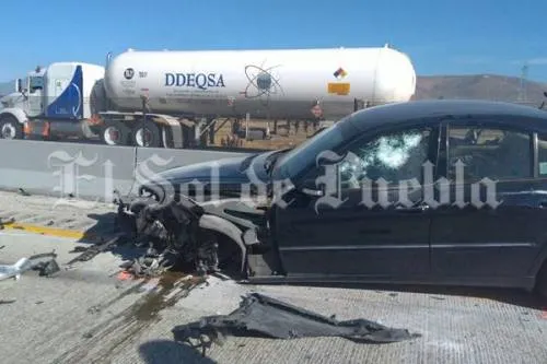 Aparatoso choque en la Puebla-Orizaba deja lesionados y un tráiler incinerado